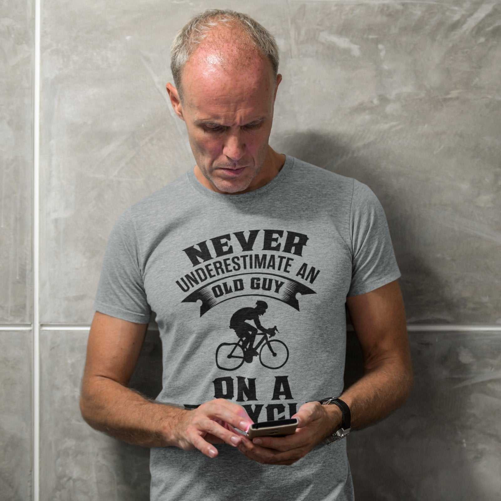 Funny Dad Cycling T-Shirt Never Underestimate An Old Guy On A Bicycle Gift T-Shirt