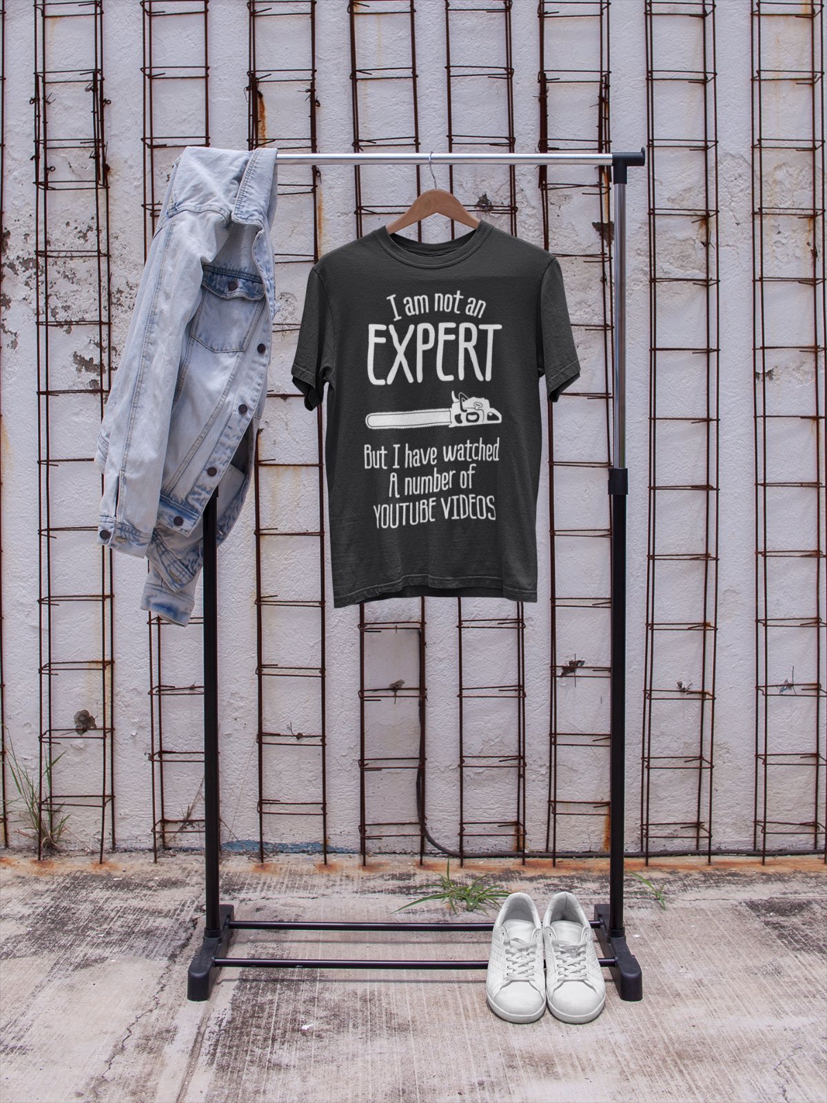 I Am Not An Expert But I Have Watched A Number of Youtube Videos Funny T-Shirt T-Shirt