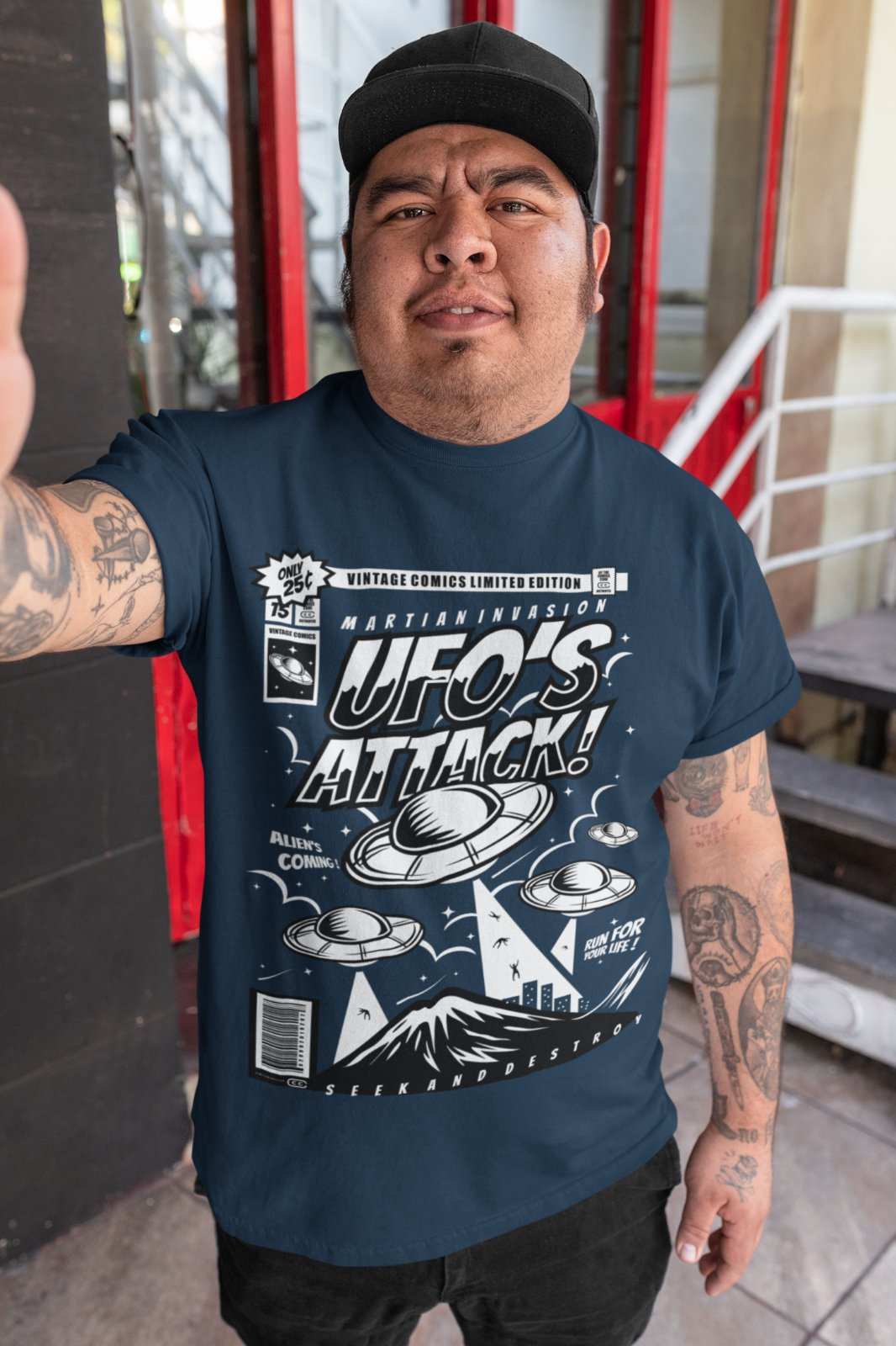 Retro Comic Book Style UFO's Attack T-Shirt Funny Alien 50s Cinema Style Design T-Shirt