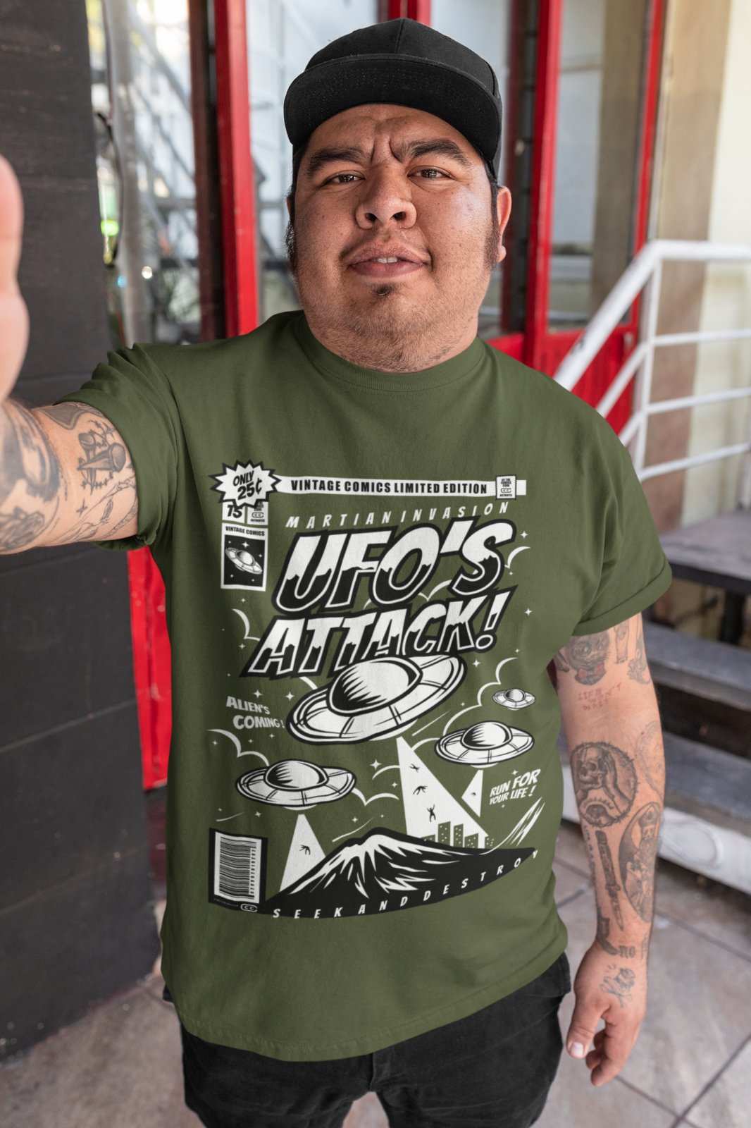 Retro Comic Book Style UFO's Attack T-Shirt Funny Alien 50s Cinema Style Design T-Shirt