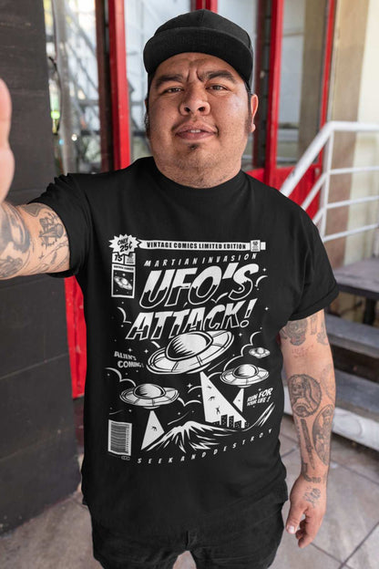 Retro Comic Book Style UFO's Attack T-Shirt Funny Alien 50s Cinema Style Design T-Shirt